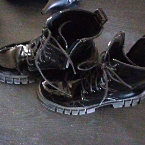 Schwarze lackleder - schwarze,